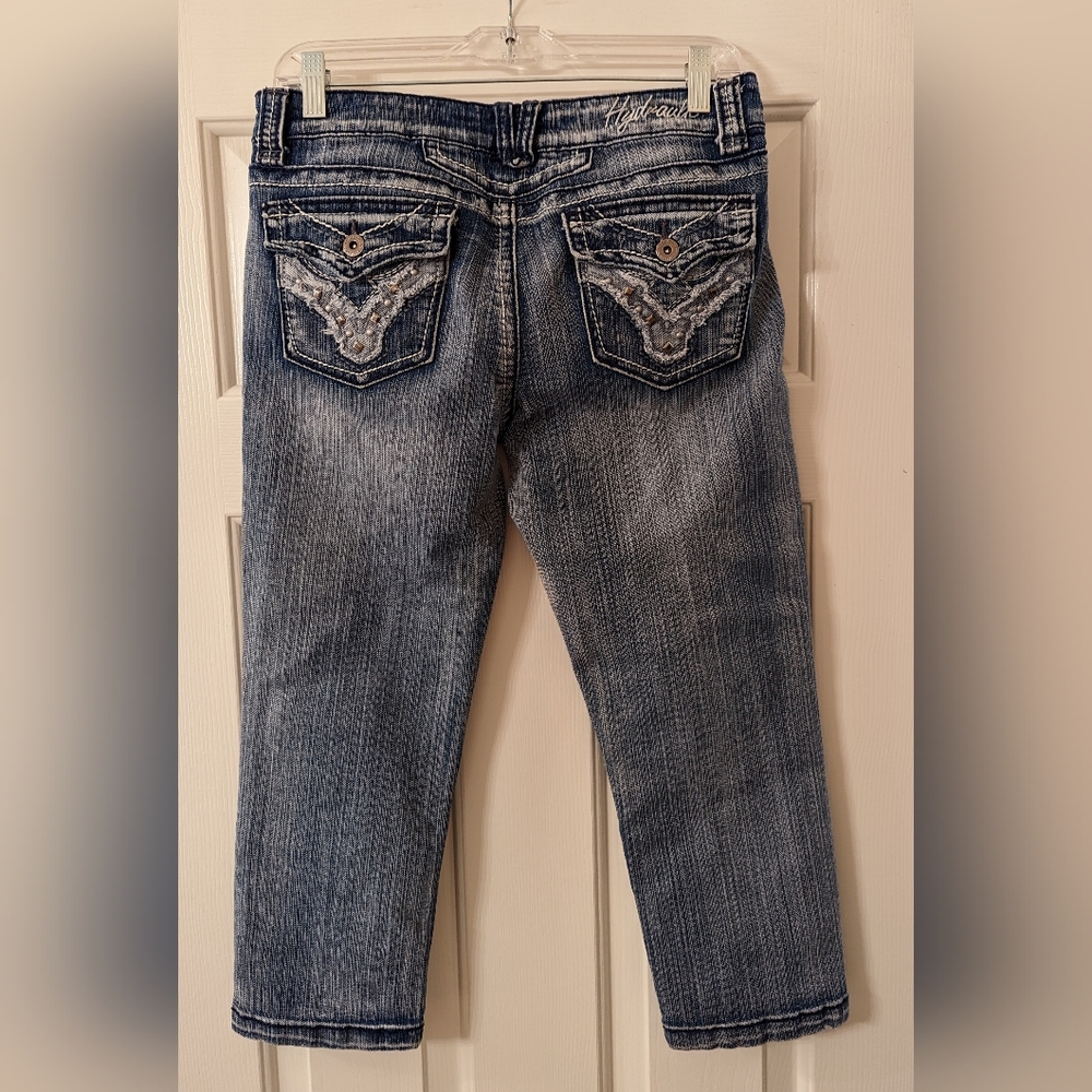 Hydraulic cropped blue jeans with designed pockets in size 11/12.